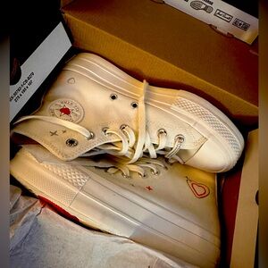 Women’s heart y2k chuck Taylor platform lift. Brand new